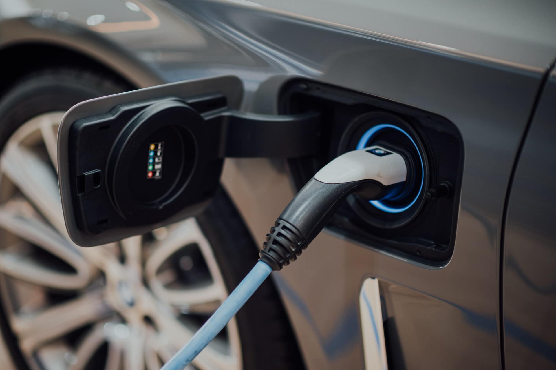 como-preservar-as-baterias-de-carros-eletricos carro elétrico a ser carregado devidamente para preservar a bateria de carro elétrico