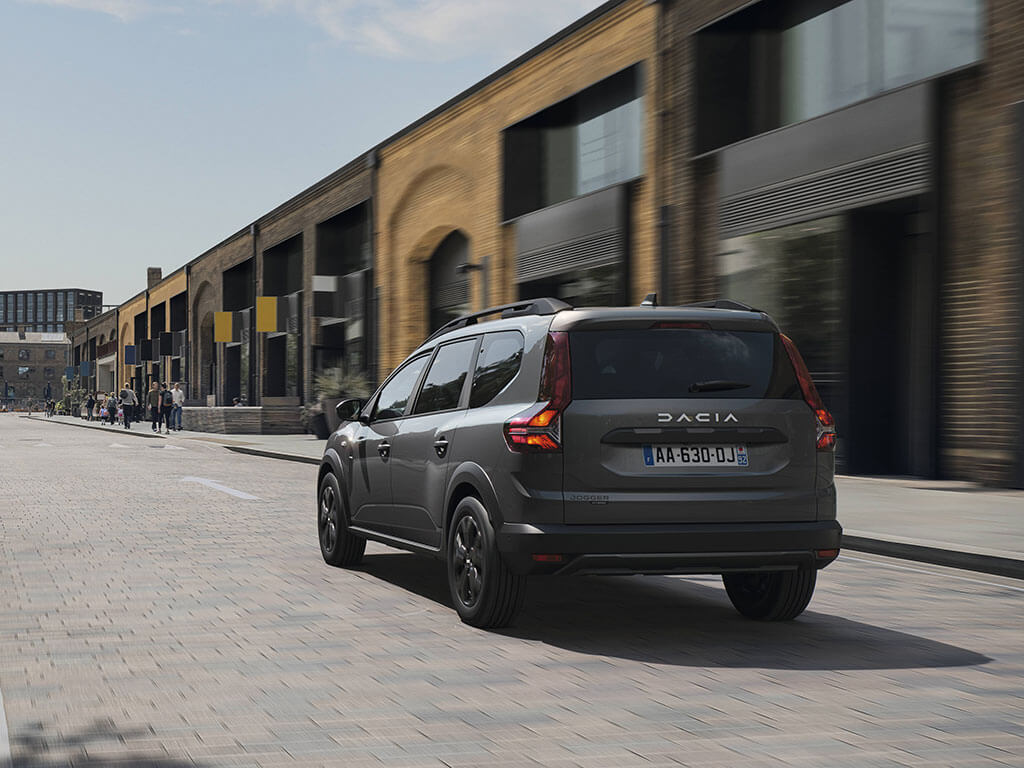 novo-dacia-jogger-hybrid-140-traseira-media-64b5c40c738c6 traseira do novo Dacia Jogger Hybrid 140